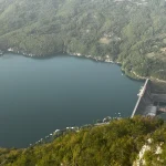 Jezero Perućac – tirkizna voda, kanjon Drine i odmor u prirodi